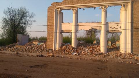 Разрушенное здание может рухнуть на проезжую часть (фото)