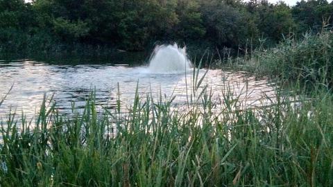 Серьезная авария на Казенном Торце - бьет фонтан со дна реки (ВИДЕО)
