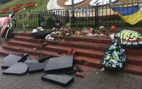 В Киеве разгромлен памятник Небесной сотне
