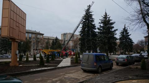 В Дружковке начали наряжать елки (фото)