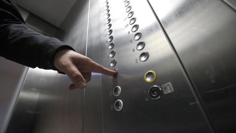 Отремонтированные лифты обещают запустить до конца месяца  