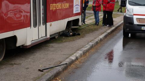 Возле КДЦ "Космос" трамвай сбил насмерть женщину (видео)