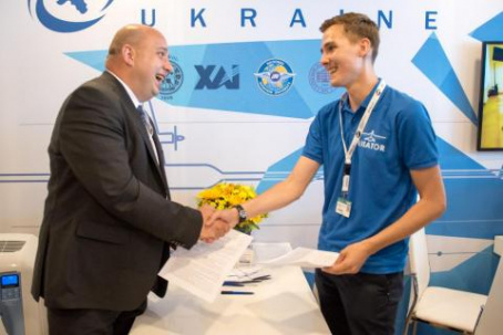 Украинцы на авиафоруме Ле Бурже 2019: авиатор подписал контракт на разработку проектов Boeing