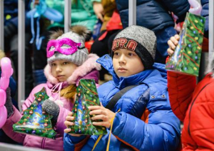 Как проходит День Николая в Донецкой области: праздник на льду и 60 000 подарков  