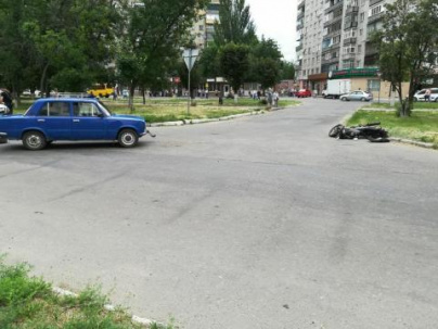 В Дружковке автомобиль сбил молодую пару на скутере
