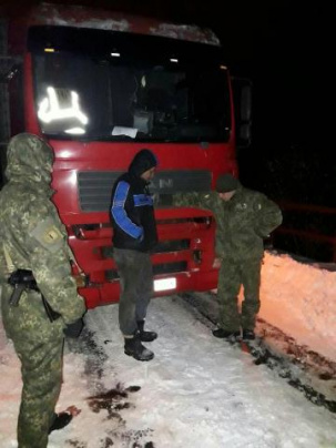 Дружковские полицейские оказывают помощь водителям