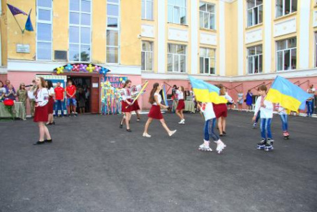 Торжественная линейка в ОШ№6: в центре внимания первоклассники (фото)