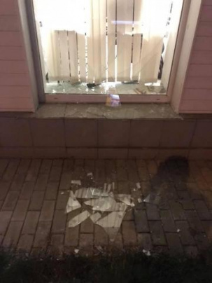 В молодежном центре «Халва Хаб» неизвестные разбили окно