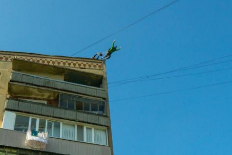В Дружковке экстримал прыгнул с крыши девятиэтажки (фото)