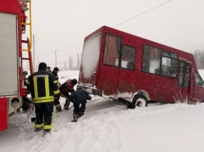 В Дружковке спасатели вытащили из сугроба автобус