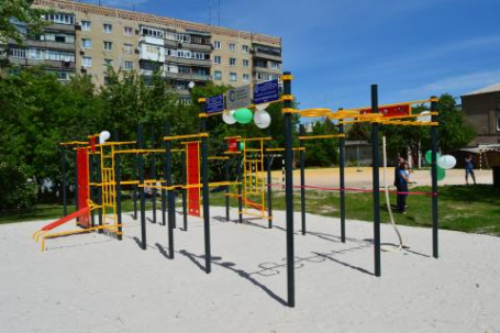 В Дружковке открыли площадку для занятий Workout, построенную в рамках проекта VESCO «Город — своими руками» (фото, видео)