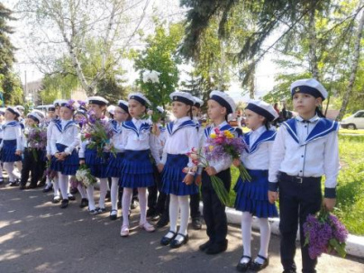 Школьники Дружковки возложили цветы к памятнику воинам-освободителям (ФОТО)
