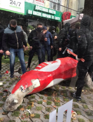 В центре Киева напали на офис партии 5.10
