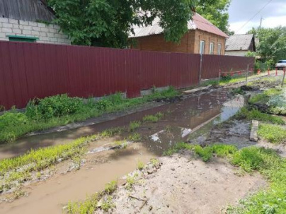 С мая 2018 года вода, из лопнувшей трубы, затапливает улицу Обухова (п.Молоково)