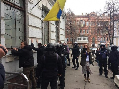 В Киеве штурмовали отдел полиции. Есть пострадавшие