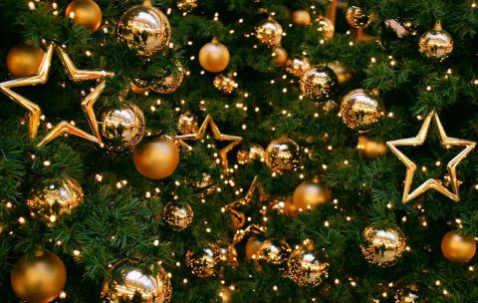 В этом году новогодние елки хотят украсить шарами