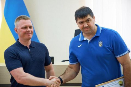 Дружковские пауэрлифтеры и их тренер получили награды от главы Донецкой области
