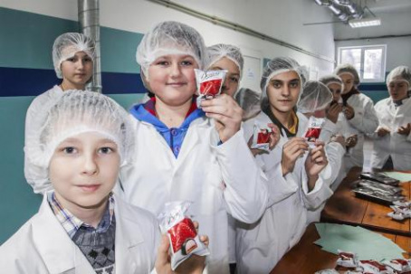 Школьники Донбасса посетили с экскурсией фабрику «Конти» и побывали на хоккее