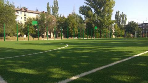 Футбольное поле возле школы №7 принимает первых посетителей