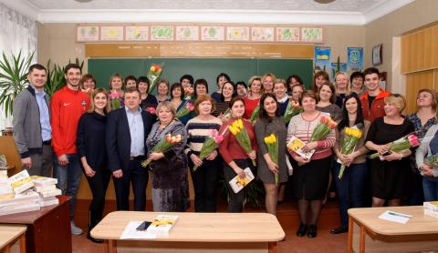 Женщины Донецкой области получили подарки от благотворителей к 8 Марта Женщины Донецкой области получили подарки от благотворителей к 8 Марта