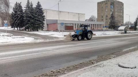 Дружковка борется с непогодой: техника расчищает улицы города с раннего утра