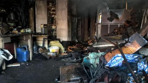 В Дружковке пожар в гараже едва не привел к взрыву газовых баллонов