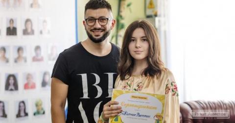 Стилист канала «Украина» провел мастер-класс по макияжу для юной жительницы Дружковки