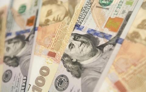 В Украине стремительно растет курс доллара и евро