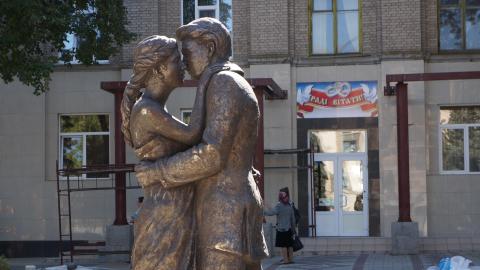 На площади Соборной в Дружковке установили памятник влюбленным (фотофакт)