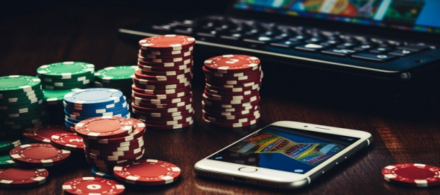 plname._mobile_online_casino_in_a_smartphone_that_lies_on_a_tab_c5c898aa-a64c-480d-8f57-5902d1547643.jpg