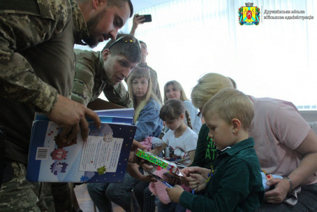 Військовослужбовці привітали дітлахів Дружківки з Днем захисту дітей Військовослужбовці привітали дітлахів Дружківки з Днем захисту дітей