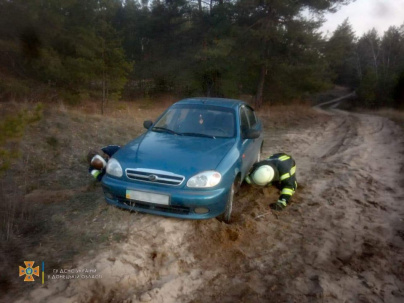 Возле Щурово в песке закопался автомобиль: вытаскивали спасатели