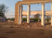 Разрушенное здание может рухнуть на проезжую часть (фото)