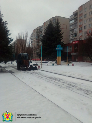 Влада Дружківки закликала водіїв не заважати працювати комунальній техніці Влада Дружківки закликала водіїв не заважати працювати комунальній техніці