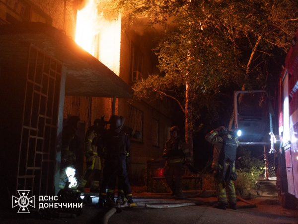 У Дружківці ворожа атака FPV-дронами спричинила пожежу в багатоповерхівці