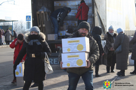 Дружківка отримала набори гуманітарної допомоги від Фонду Ріната Ахметова Дружківка отримала набори гуманітарної допомоги від Фонду Ріната Ахметова