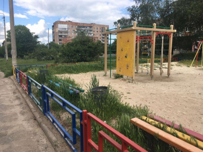 На детской площадке Дружковки - трава по колено (Фото)