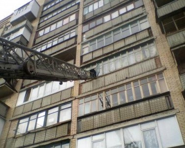 В Дружковке годовалый ребенок запер на балконе свою мать