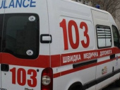 В Киеве мужчина выпал из окна восьмого этажа, а потом бросал в медиков камни