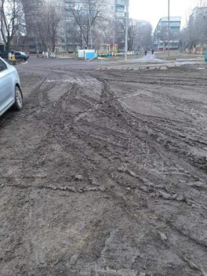 Жители Дружковки жалуются на грязь во дворах