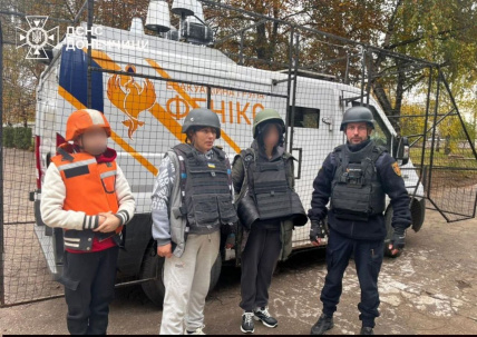 Дружківка: рятувальники евакуаційної групи «ФЕНІКС» евакуювали дітей та дорослих із зони постійних обстрілів Дружківка: рятувальники евакуаційної групи «ФЕНІКС» евакуювали дітей та дорослих із зони постійних обстрілів