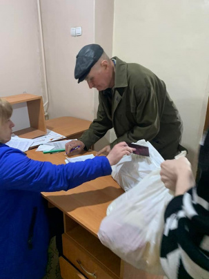  В Дружковке продолжается выдача гуманитарной помощи