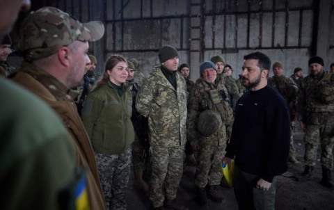 Зеленський на Донбасі відвідав передові позиції українських військових та провів нараду щодо ситуації в регіоні Зеленський на Донбасі відвідав передові позиції українських військових та провів нараду щодо ситуації в регіоні