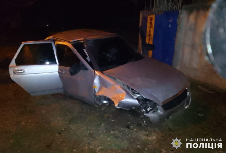 В Дружковке легковое авто «влетело» в забор. Есть пострадавшие