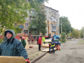 Комунальники Дружківки продовжують ліквідовувати наслідки обстрілів