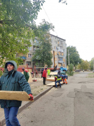 Комунальники Дружківки продовжують ліквідовувати наслідки обстрілів