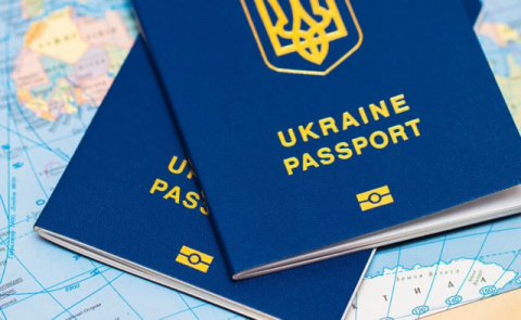 Як продовжити строк дії закордонного паспорта за межами України 