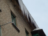 Сосульки на крышах многоэтажек Дружковки несут угрозу для прохожих (Фотофакт)