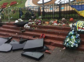 В Киеве разгромлен памятник Небесной сотне