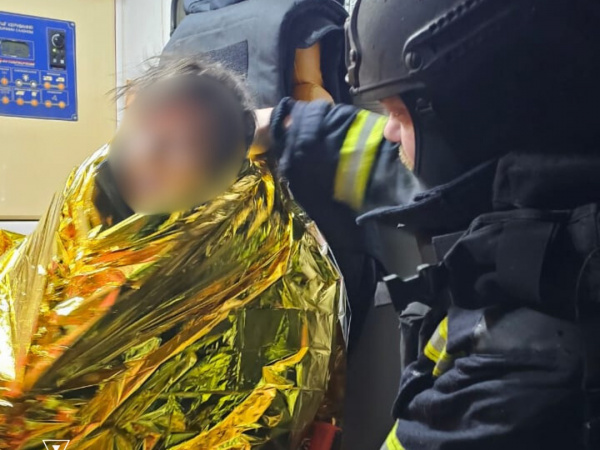 Дружківка: надзвичайники врятували жінку під час пожежі у багатоповерховому будинку